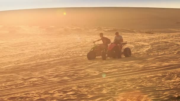 Quads correr carreras de resistencia a la arena — Vídeo de stock