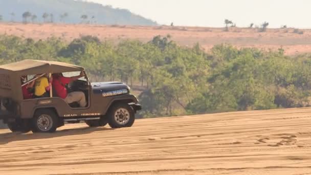 Jeep con turistas conduce en la arena — Vídeos de Stock