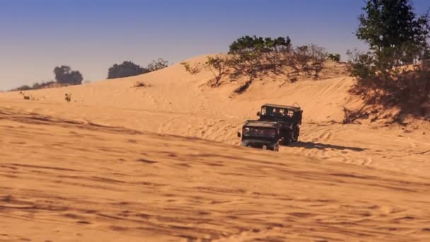 Jeeps rasen auf Sanddünen — Stockvideo