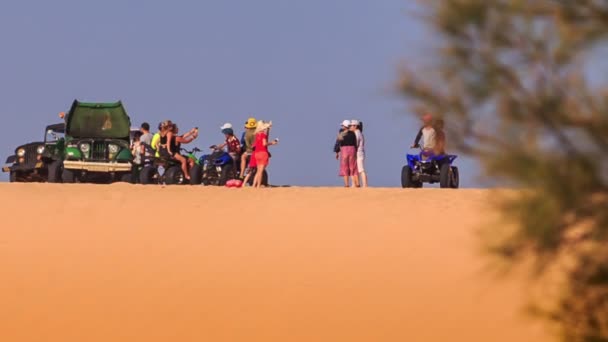 Turister promenader runt jeepar — Stockvideo