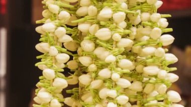 çiçek çelenk eller oluşturmak