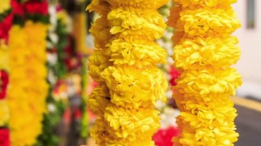 Çelenk Rüzgar sallıyor