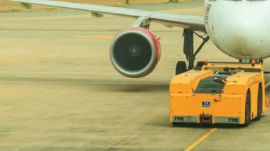 uçak motoru ve gövde kamyon