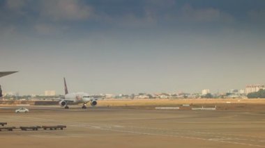 uçak pist hızlandırır