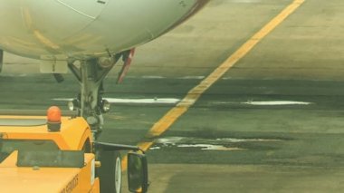 Havaalanı işçisi kamyon üzerinde