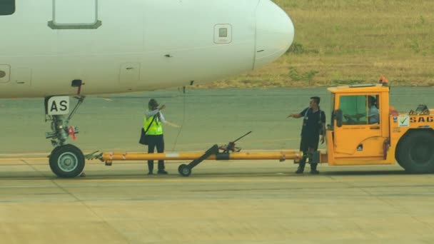 Çekici traktör pushbacks uçağı — Stok video