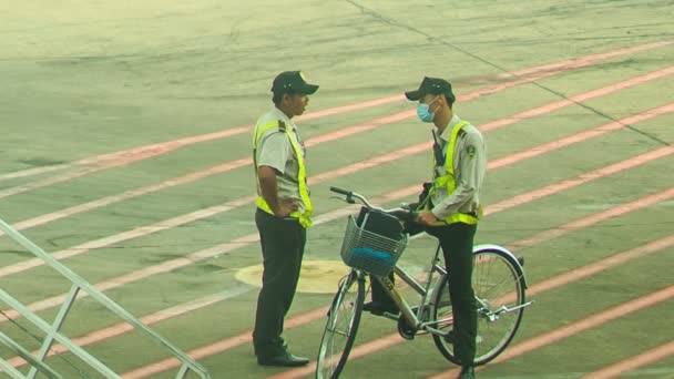 Flughafenangestellte mit Fahrrad — Stockvideo