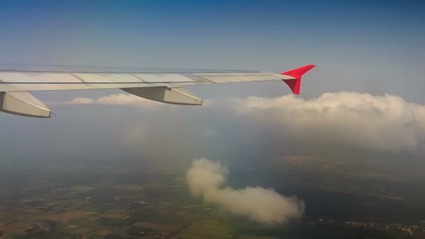 Ala de avión y nubes blancas — Vídeos de Stock