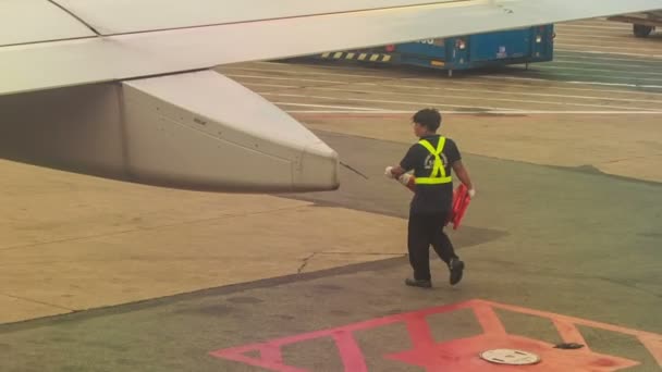 특별 한 제복에 공항 노동자 — 비디오