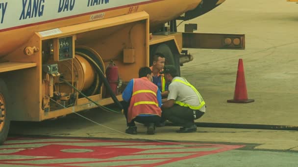 Trabajadores del aeropuerto en uniformes especiales — Vídeo de stock