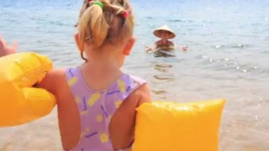 Sarı Emanet kollukları kız 