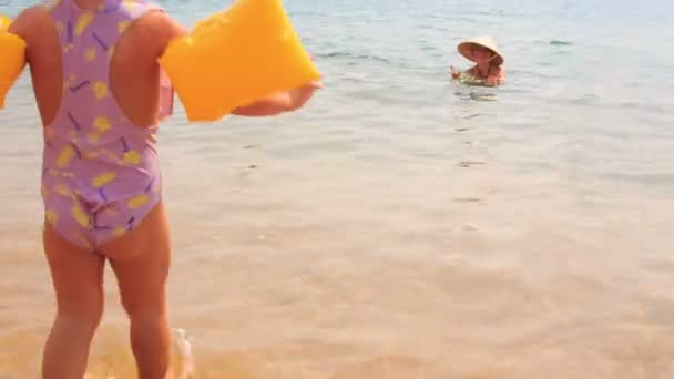 Дівчина в жовтих сумочках безпеки — стокове відео