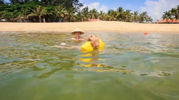 Fille dans les brassards de sécurité — Video