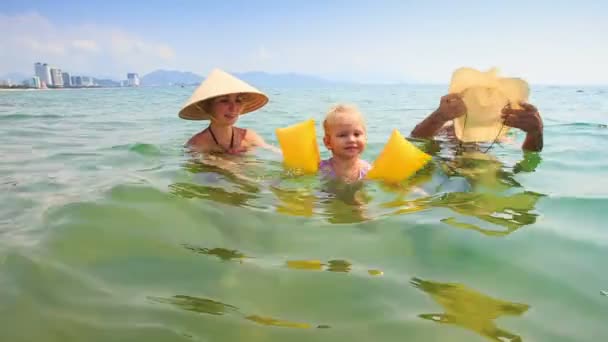 Família de três no mar — Vídeo de Stock