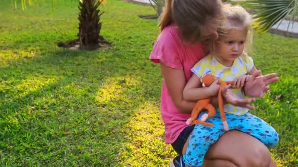 Мать и маленькая дочь — стоковое видео