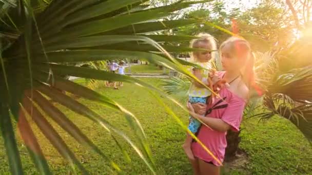 Mãe detém pequena filha — Vídeo de Stock