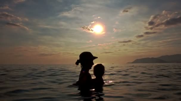 Silhouette einer Frau mit Kleinkind — Stockvideo