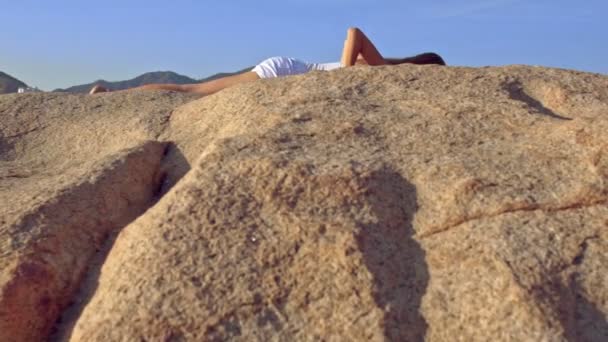 Menina faz exercício de fitness — Vídeo de Stock