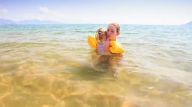 Anne tutan kız omuz omuza