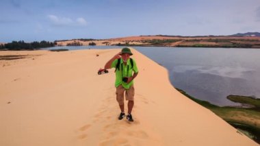 adam dune kret yürür
