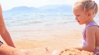 küçük kız bina kale 