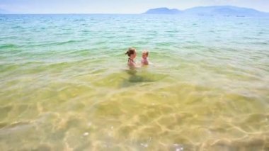 annesi yüksek kızı fırlatır  