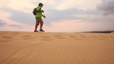 adam dune kret yürür