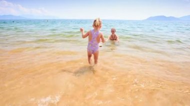 Anne için helezon ile kız 