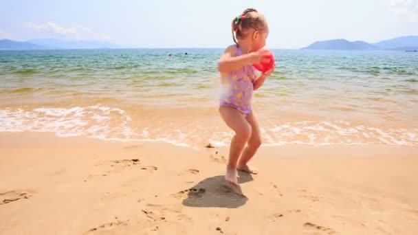 Kleines Mädchen rennt mit Ball — Stockvideo