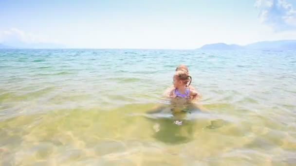女孩跑的海 — 图库视频影像