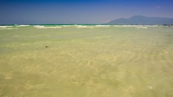 Transparente Wellen des azurblauen Ozeans — Stockvideo