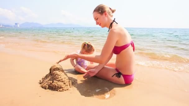 Mother and daughter building castle — Stock Video