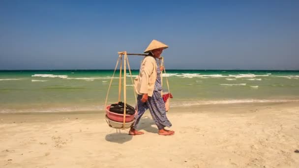 ベトナム人の女性は、食べ物を運ぶ — ストック動画
