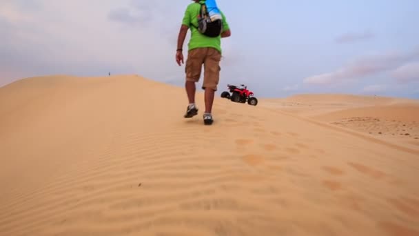 Hombre camina a lo largo de cresta de dunas — Vídeo de stock