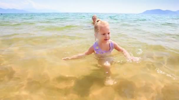 Menina sai do mar azul — Vídeo de Stock