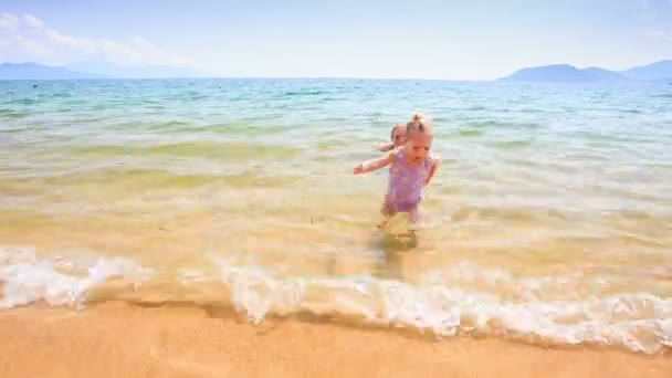 Chica camina fuera del mar azul — Vídeos de Stock