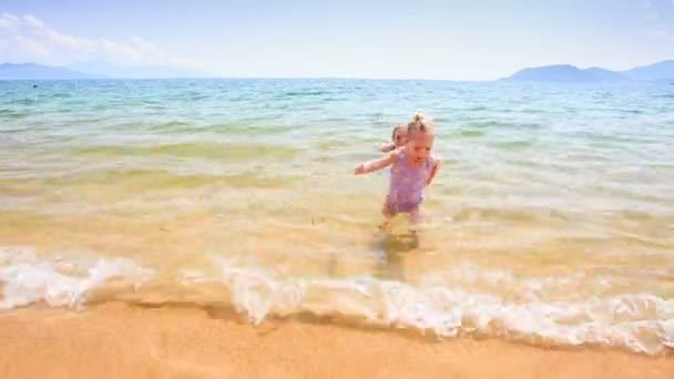 Ragazza cammina dal mare azzurro — Video Stock