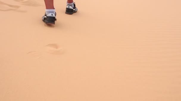 남자는 모래 크레스트 따라 산책 — 비디오