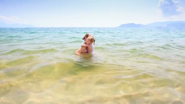 Madre y en teh playa — Vídeos de Stock