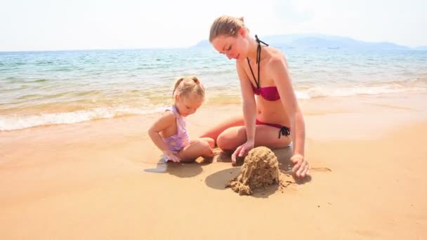 Madre e hija construyendo castillo — Vídeos de Stock