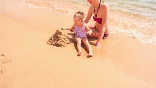 Madre e hija construyendo castillo — Vídeo de stock