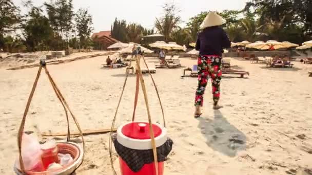 Leverantören ger mat till turister — Stockvideo