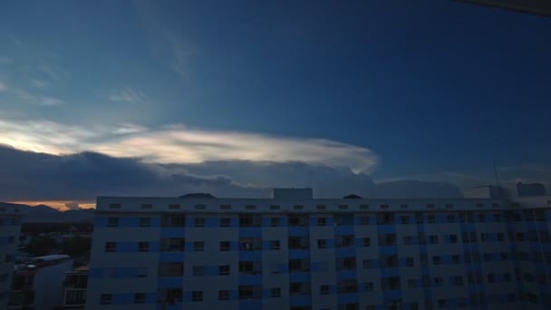 Puesta de sol en el cielo azul oscuro — Vídeo de stock