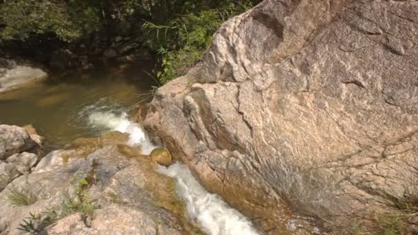  petite rivière de montagne