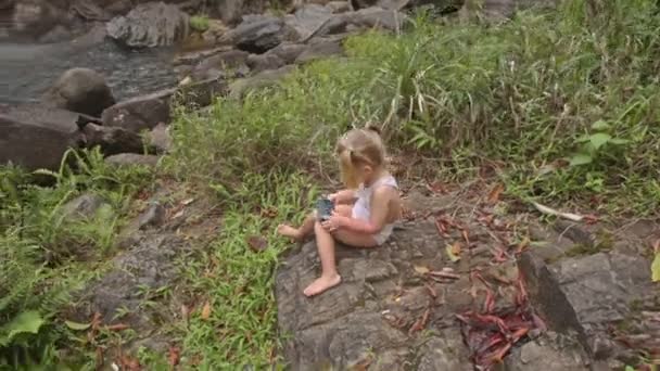 Маленькая девочка со смартфоном — стоковое видео