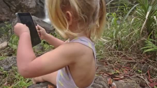Маленькая девочка со смартфоном — стоковое видео