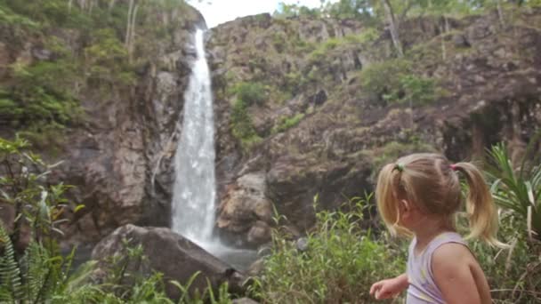 Kleines Mädchen in der Nähe des Wasserfalls — Stockvideo