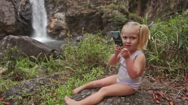 Niña con smartphone — Vídeo de stock