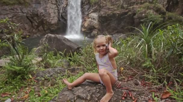 Menina com smartphone — Vídeo de Stock