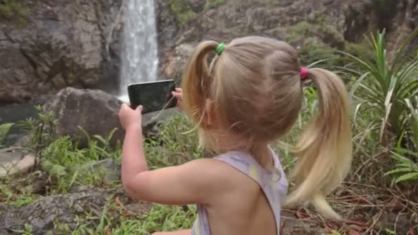 Liten flicka med smartphone — Stockvideo